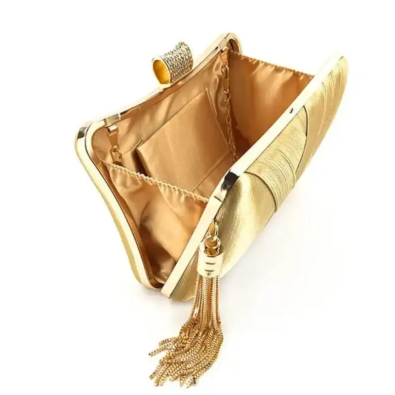 Mörkgrön festclutch med guldtonad detaljer och tasslar.