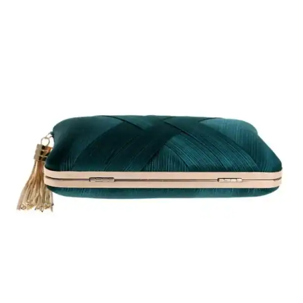 Mörkgrön festclutch med guld tass och plissétextil.