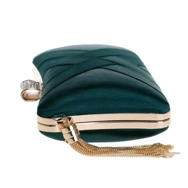 Mörkgrön festclutch med guldaktig metall och tasslar.