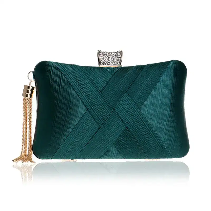 Mörkgrön festclutch med kryddig textur och kristallbesatt handtag.