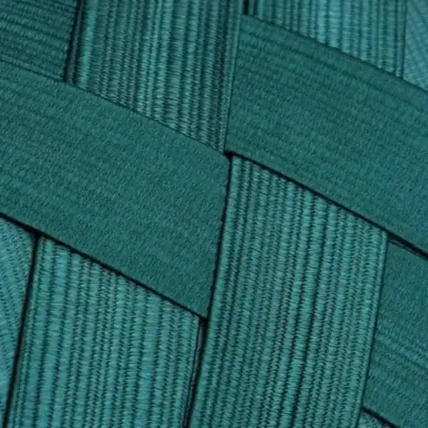 Mörkgrön festclutch med texturerad väv och geometriskt mönster.