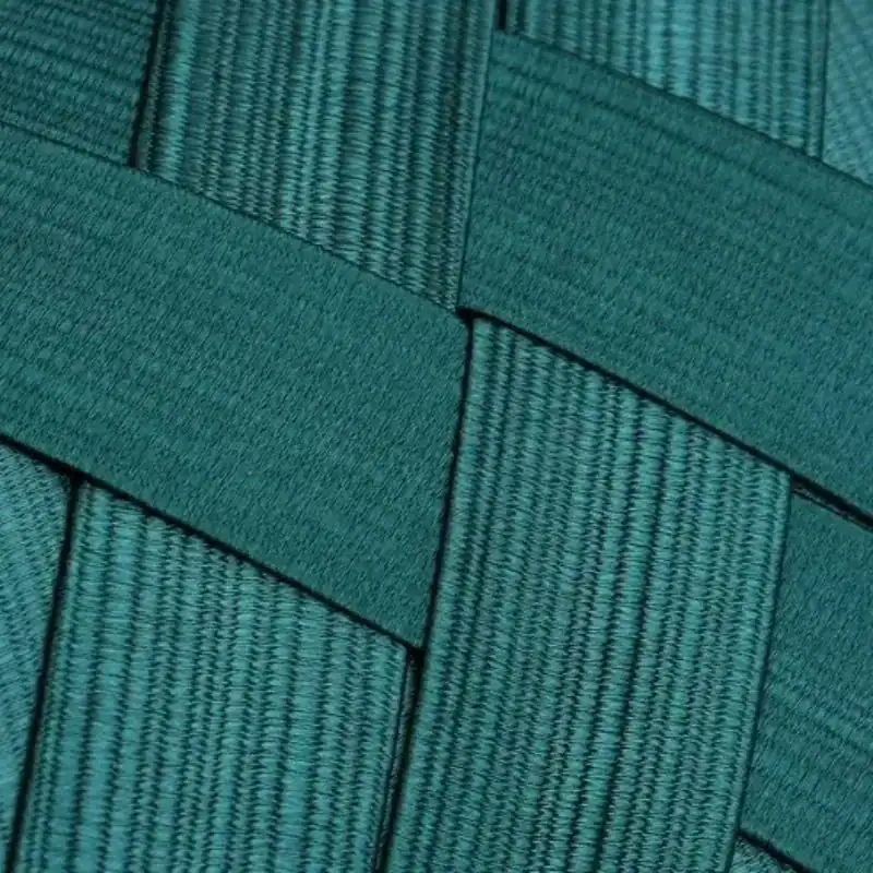 Mörkgrön festclutch med texturerad väv och geometriskt mönster.