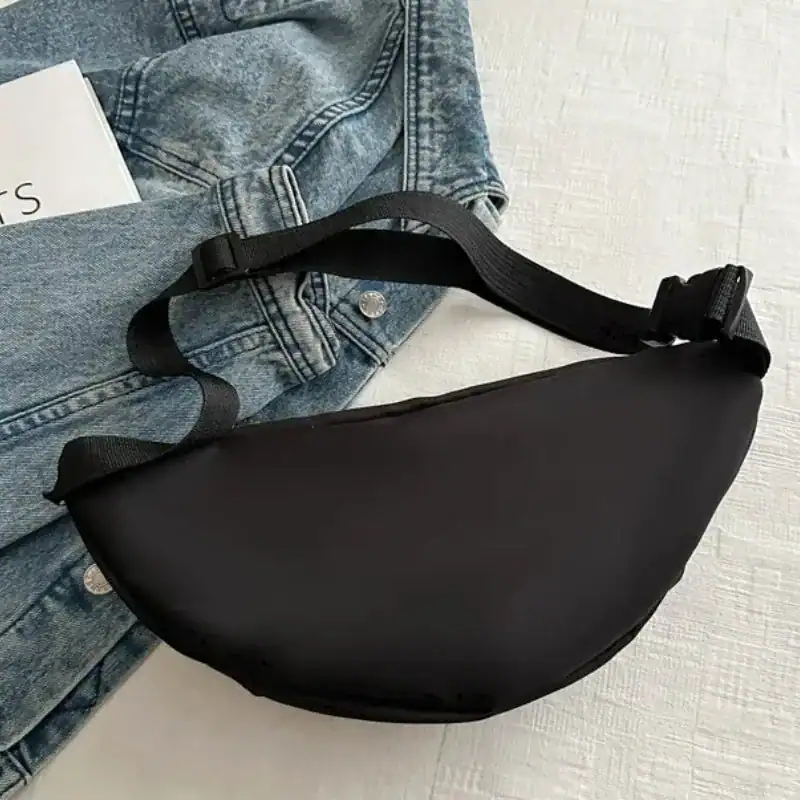 Svart nylon midjeväska med justerbar axelrem, ideal för daglig användning och stadsutflykter.