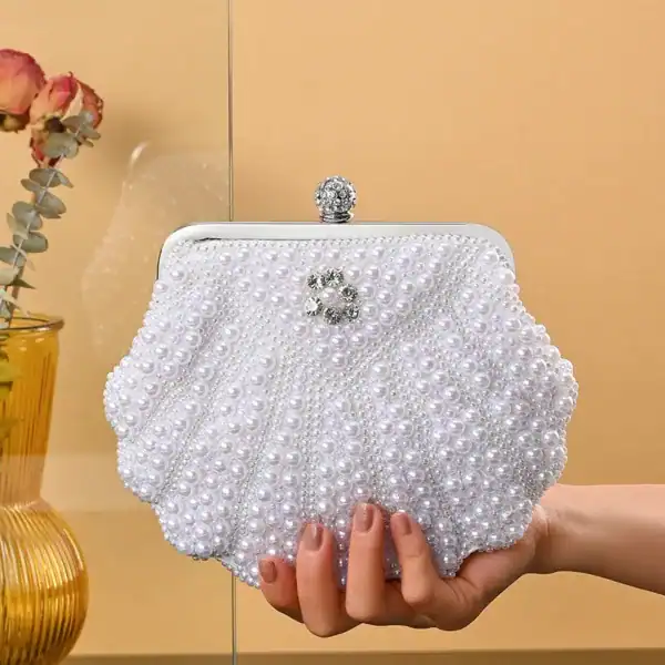 Pärlclutch snäckform vit, pärlbesatt, festliga handväskor.