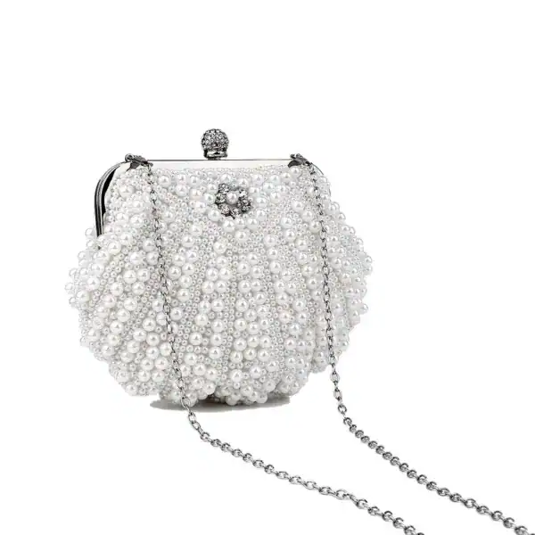 Pärlclutch snäckform vit, pärlad handväska med kedja och smyckesdetaljer.