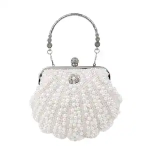 Pärlclutch snäckform vit, eleganta klänningsväska med pärlor och silverfärgad handtag.