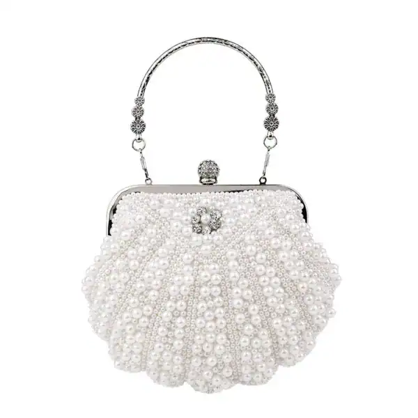 Pärlclutch snäckform vit, eleganta klänningsväska med pärlor och silverfärgad handtag.