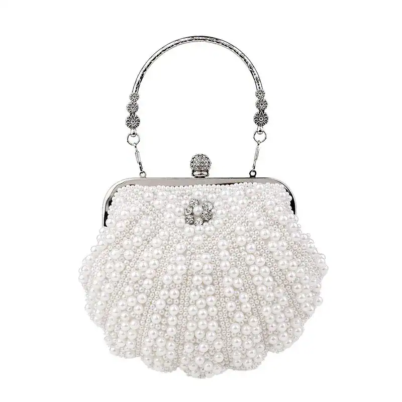 Pärlclutch snäckform vit, eleganta klänningsväska med pärlor och silverfärgad handtag.