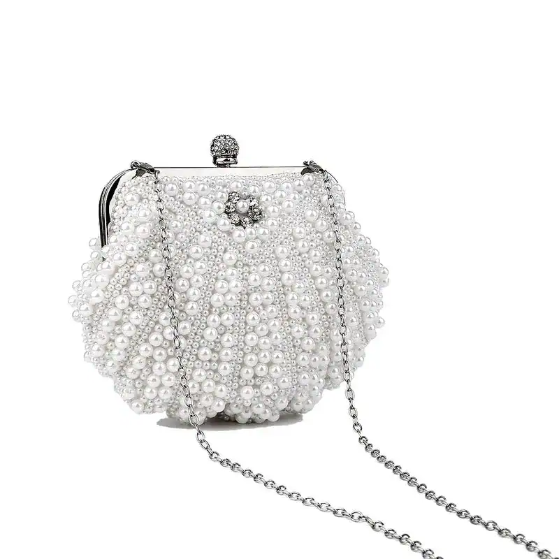 Pärlclutch snäckform vit, pärlad handväska med kedja och smyckesdetaljer.