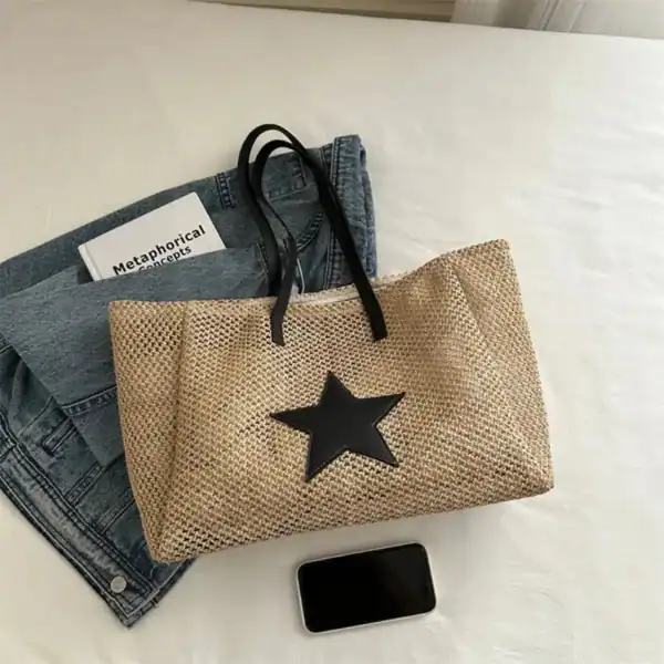 Raffia shoppingväska med svart stjärna, trendig handväska för sommar och shopping.