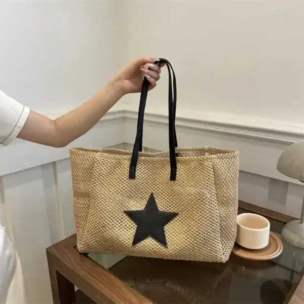 Raffia shoppingväska med svart stjärna, trendig handväska för sommar och strand.