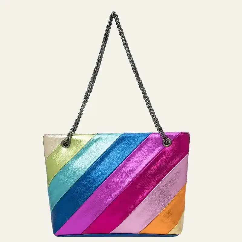Randig flerfärgad shoppingväska med metalliskt mönster och kedjehållare.