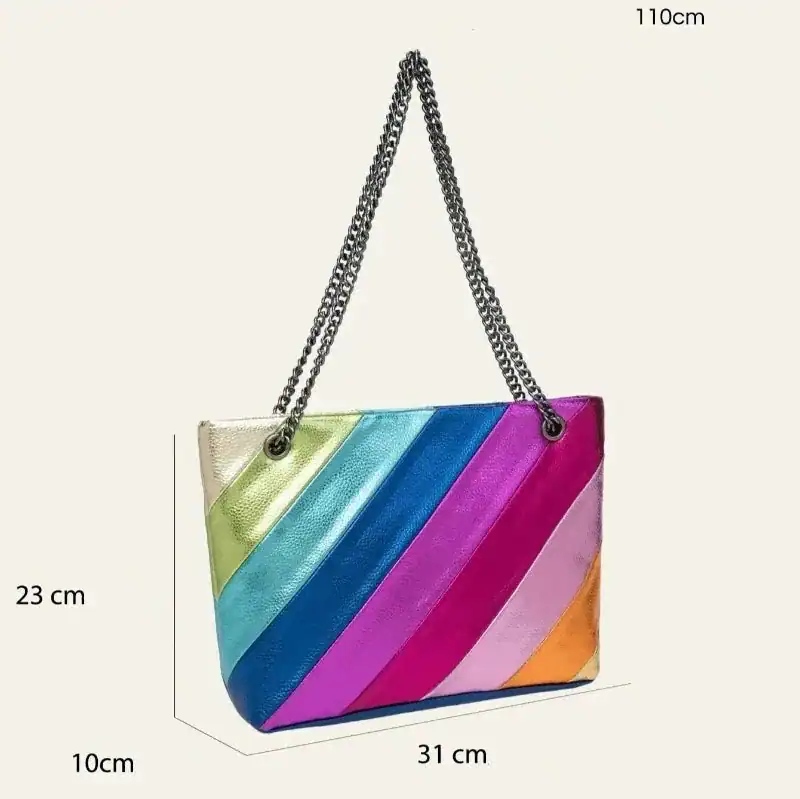 Randig flerfärgad shoppingväska med kedjehantering och mått 31x23x10 cm.