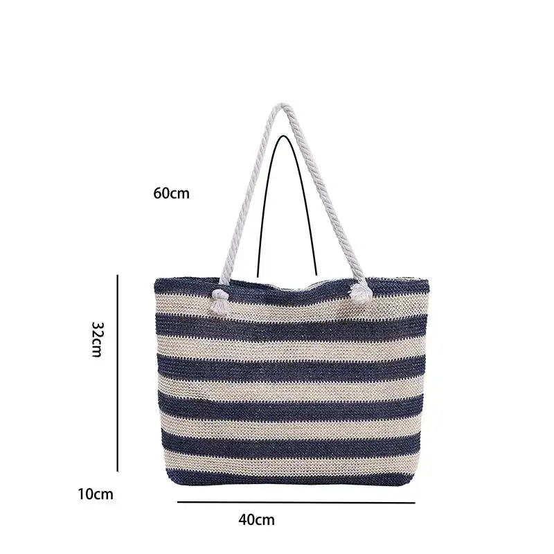 Randig strandväska med blå och vit rand, storlek 60x40x32 cm.