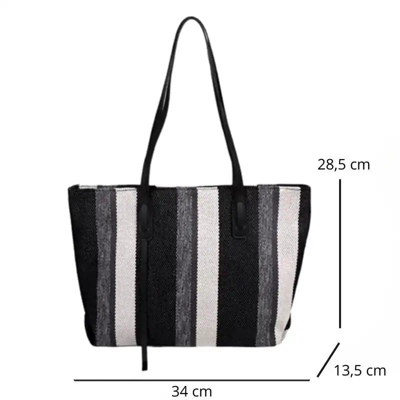 Randig svartvit shoppingväska med mått 34x28,5x13,5 cm.