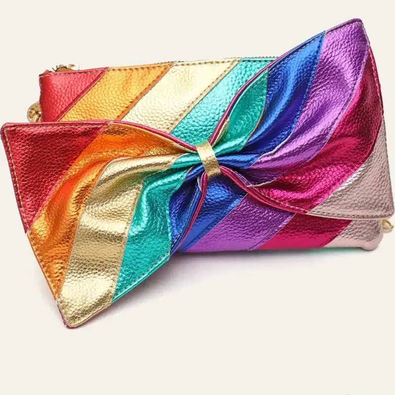 Regnbågsfärgad clutch med stor rosett, glittrande läder, modeaccessoarer.