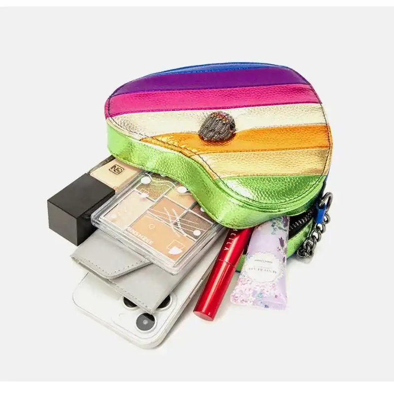 Regnbågsväska hjärta med makeup och telefon i.