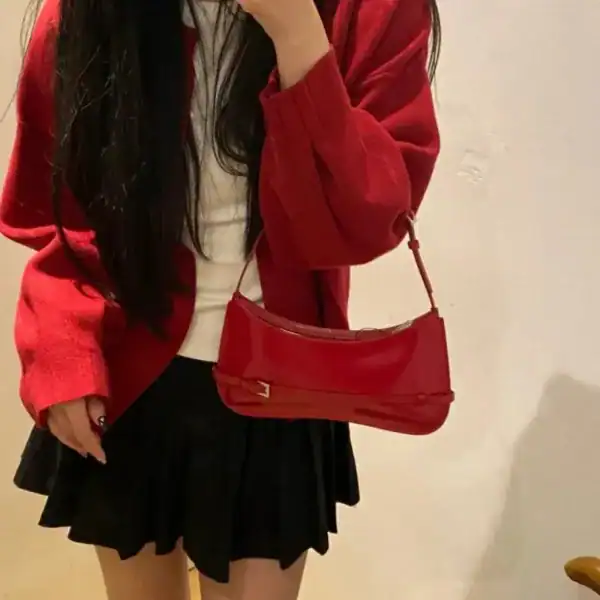 Röd axelremsväska i glansigt läder, trendig axelväska för kvinnor.