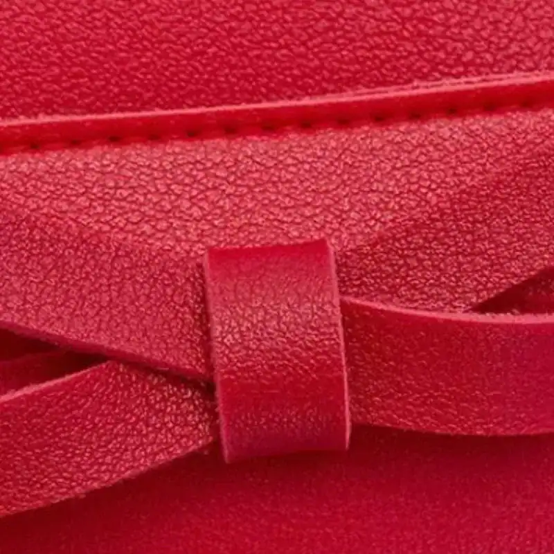 Röd barnväska med rosett, närbild på textil och detalj.