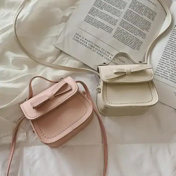 Röd barnväska med rosett, rosa och beige färg, skolväska för flickor.