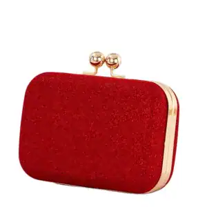 Röd glitterclutch med guldaktig metalliskt snäpplock.