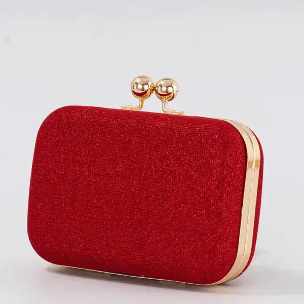 Röd glitterclutch med guldaktig klicklås och glittrande yta.