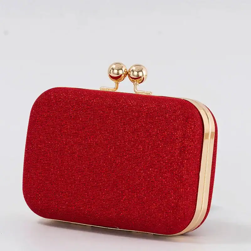 Röd glitterclutch med guldaktig klicklås och glittrande yta.