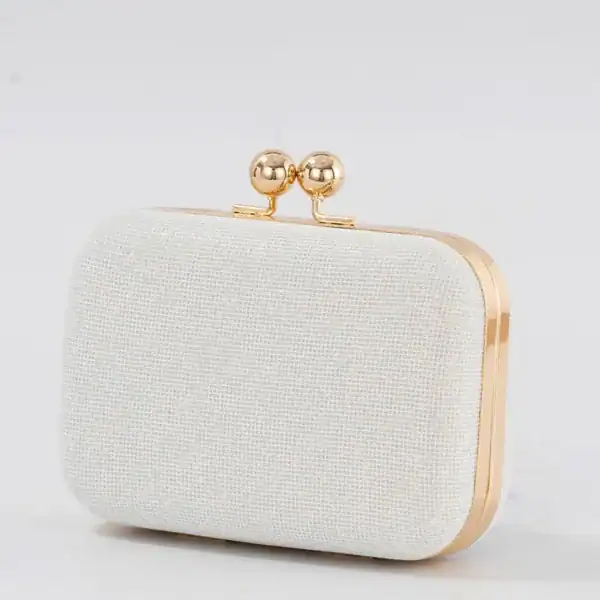 Röd glitterclutch med guldaktig metallkant och knapp.
