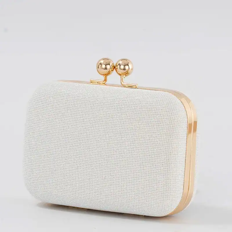 Röd glitterclutch med guldaktig metallkant och knapp.
