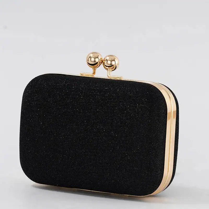 Röd glitterclutch med guldaktig metallkrok och glittrig yta.
