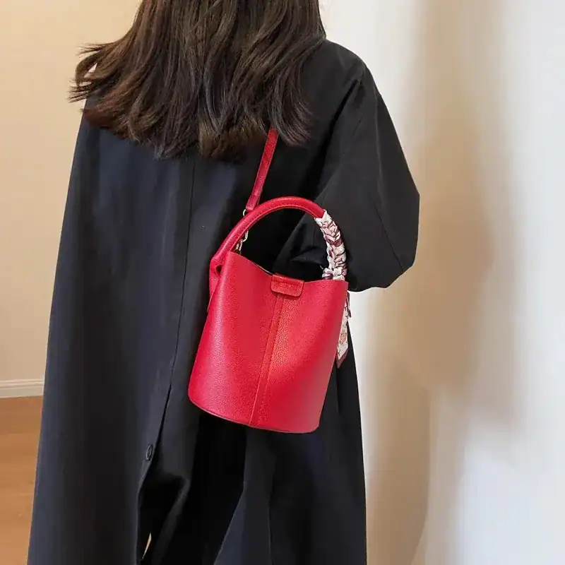 Röd hinkväska med mönstrad handtag, modeaccessoarer för kvinnor.