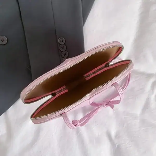 Röd hjärtväska, rosa axelväska med dragkedja och handtag.