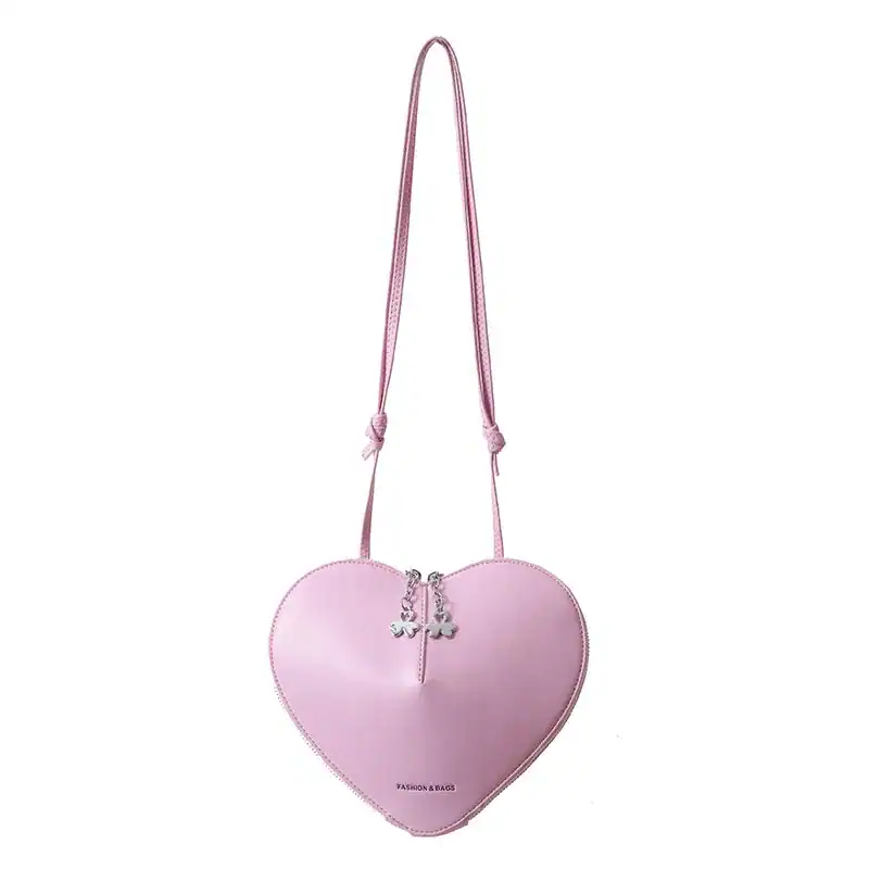 Röd hjärtväska, rosa hjärtformad axelväska med axelrem och silverfärgad dragkedja.