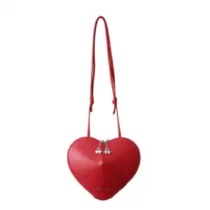 Röd hjärtväska med axelrem, perfekt för romantiska tillfällen och valentinsdag.