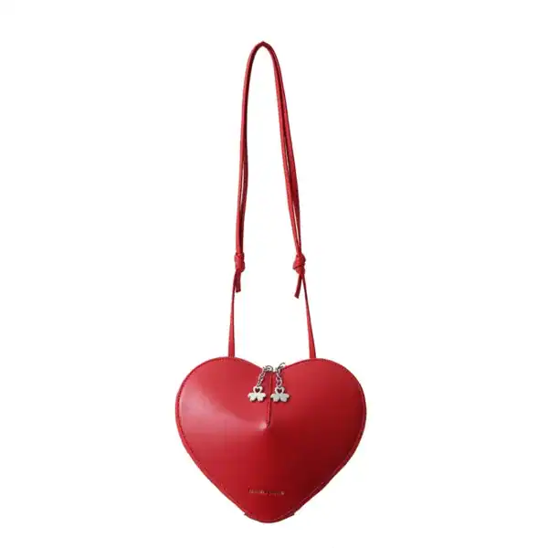 Röd hjärtväska med axelrem, perfekt för romantiska tillfällen och valentinsdag.