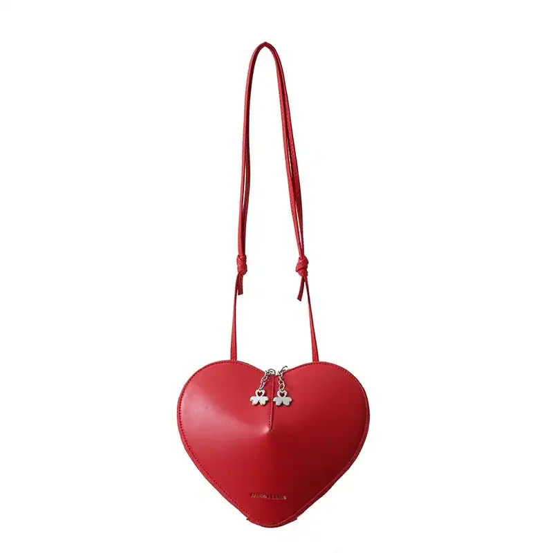 Röd hjärtväska med axelrem, perfekt för romantiska tillfällen och valentinsdag.