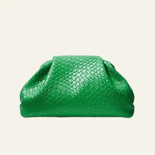 Röd molnväska i grön färg med slängad snokpälsdesign.