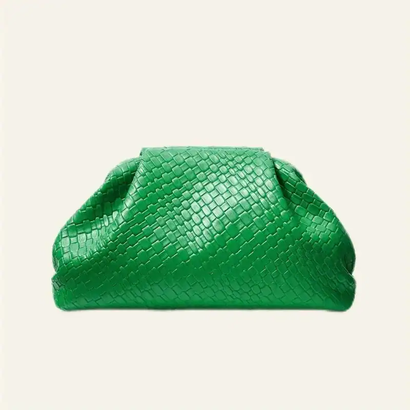 Röd molnväska i grön färg med slängad snokpälsdesign.