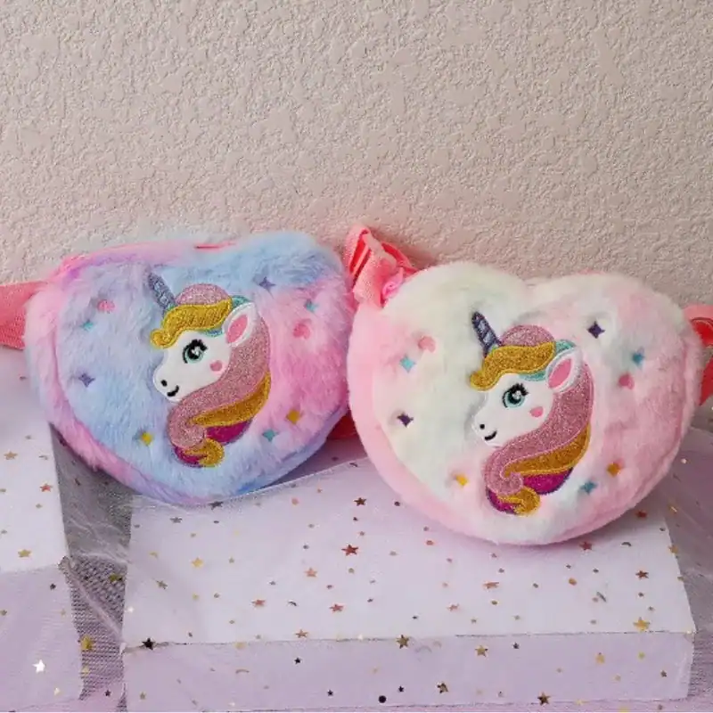 Rosa och blå enhörningsväska i hjärtaform med pärlglitter och axelrem.
