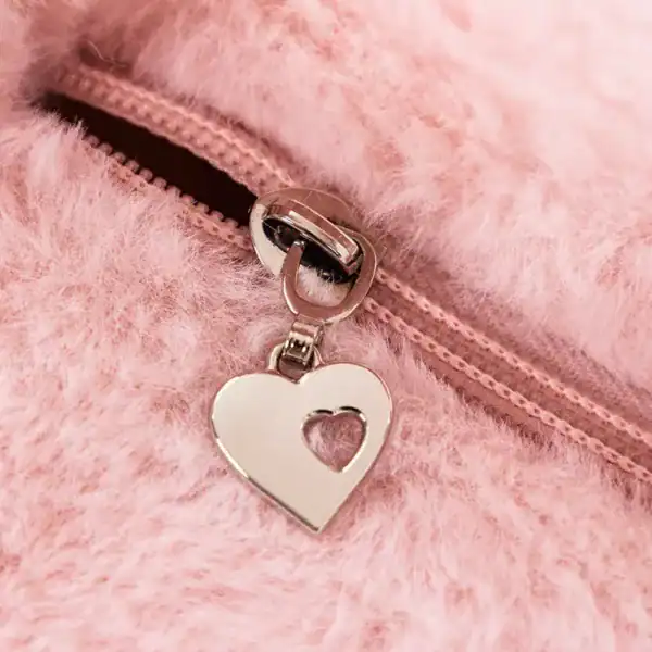 Rosa fluffig väska med hjärtformad dragkedja.