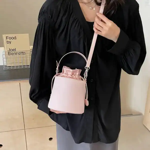 Rosa hinkväska med dragkedja och axelrem, modeaccessoarer för kvinnor.