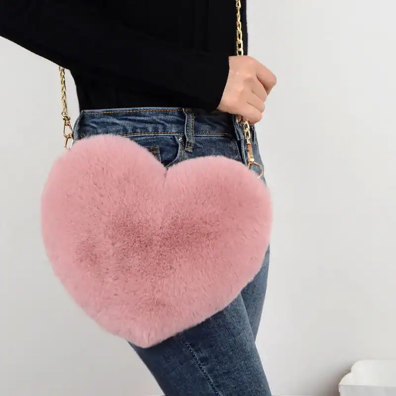 Rosa hjärtväska i päls med gyllene axelkedja, trendig damväska.