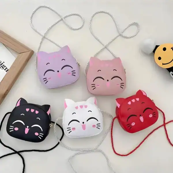 Färgglada kattväska i rosa, lila, svart, vit och röd med axelrem.