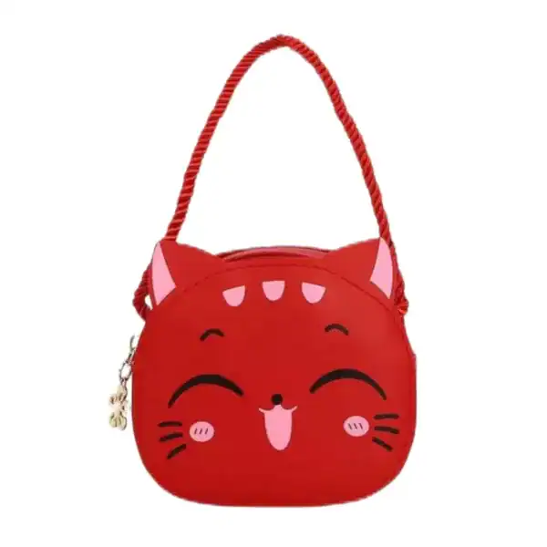Röd kattväska med leende kattansikte och rosa handtag.