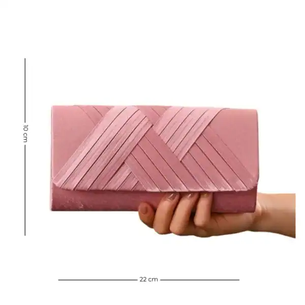 Rosa kuvertväska med vävad textur, hålls i handen, 22x10 cm.