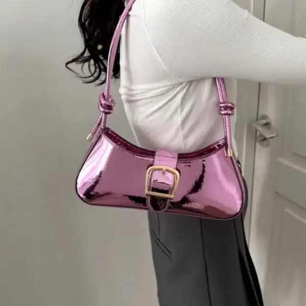 Rosa lackväska med guldplåt och knutad axelrem, modeaccessoarer för kvinnor.