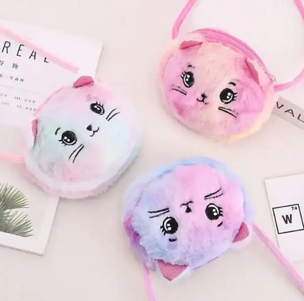Rosa lurvig kattväska med fluffig yta och axelrem, perfekt som present.