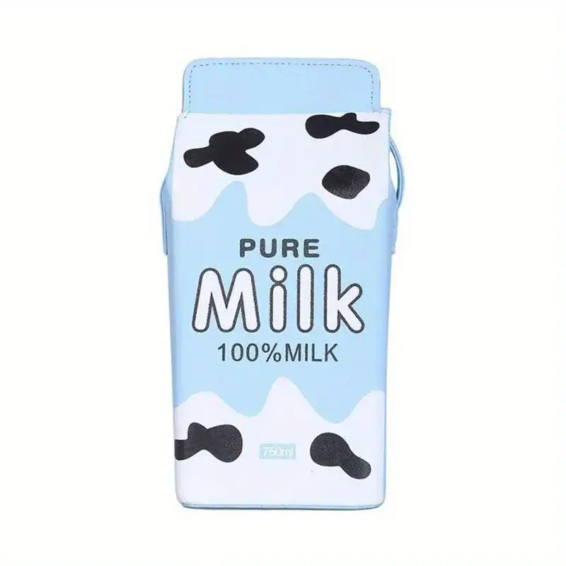 Rosa mjölkpaketsväska i form av mjölkpåse med svarta fläckar och texten Pure Milk.