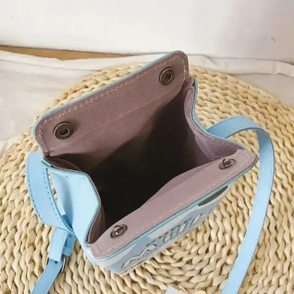 Rosa mjölkpaketsväska med blått handtag och inre färg, öppen vy.