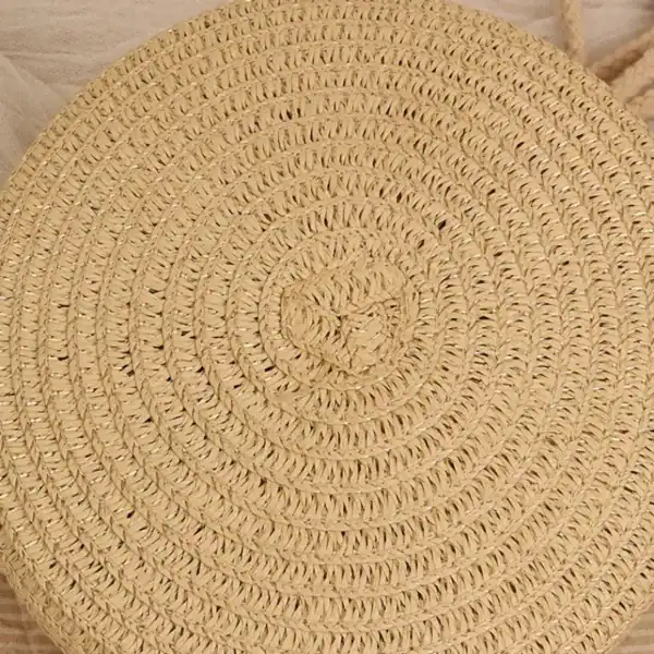 Rund stråväska i naturfärg, handvävd med spiral mönster.